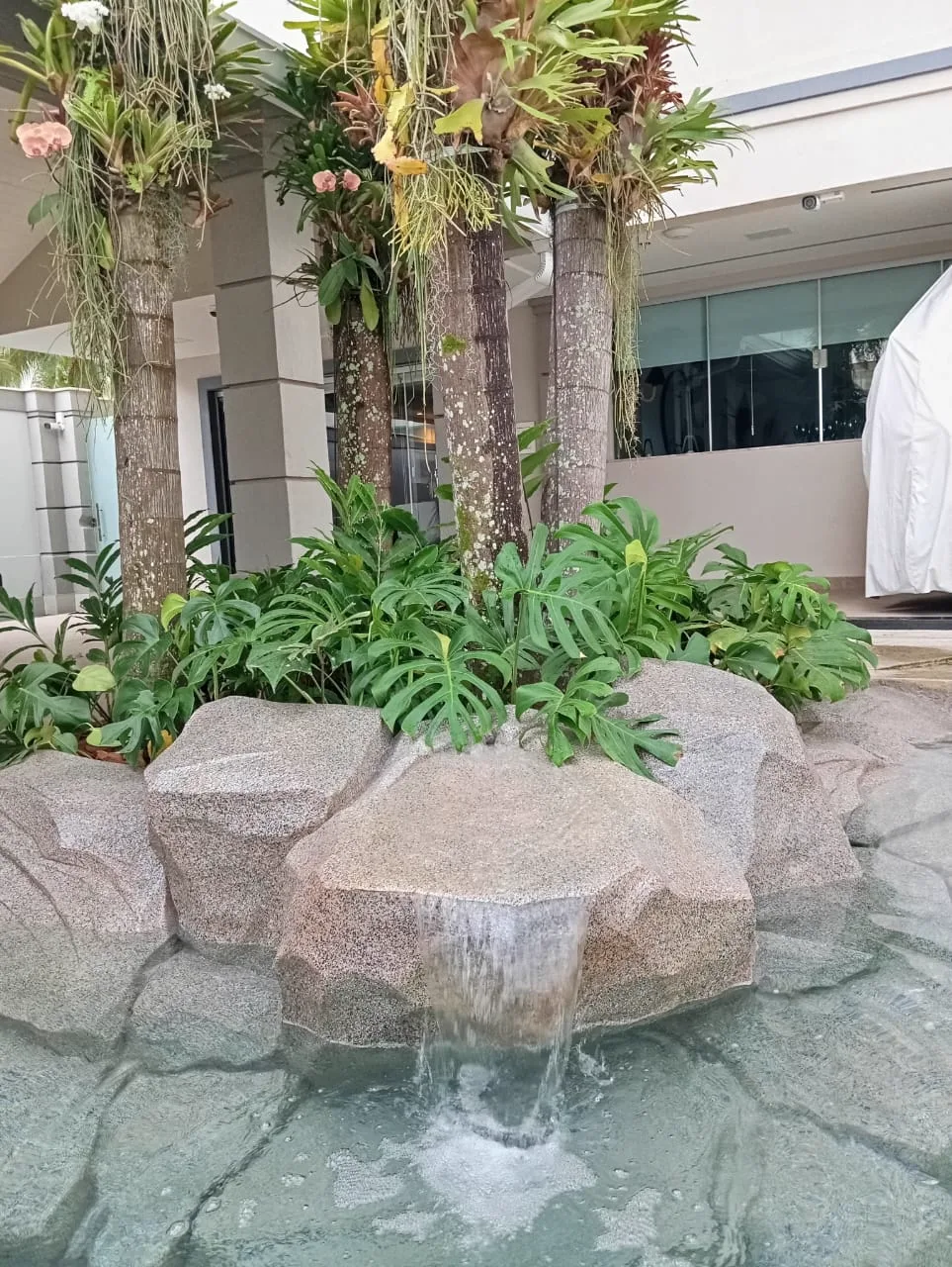Cascata em pedra artificial construída pela Elemento Pedra