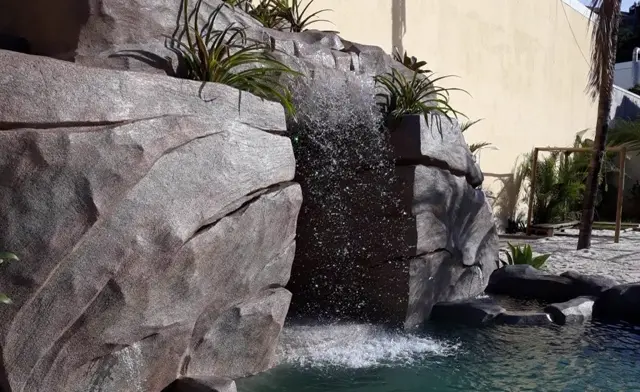 Cascata de pedra artificial em piscina