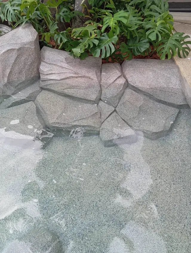 Detalhe do acabamento das pedras esculpidas na água