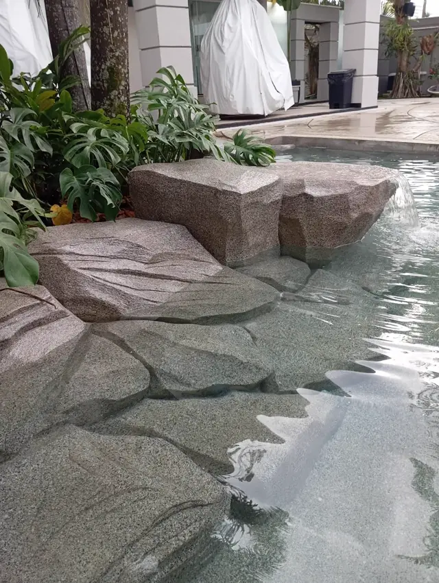 Cascata dupla em pedras artificiais na piscina