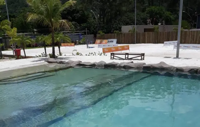 Piscina natural com entrada estilo praia
